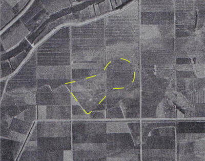 若王子古墳があった位置上空からの写真（黄線はクロップマークから推測された墳丘の形。）