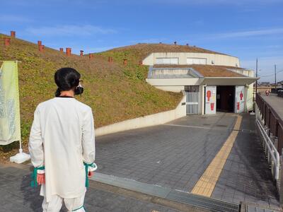 将軍山古墳展示館の入口を見つけた古代人。