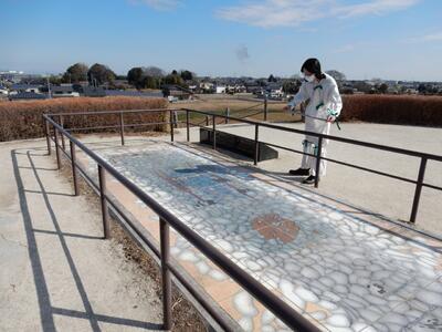 稲荷山古墳の礫郭表示を観察する古代人.