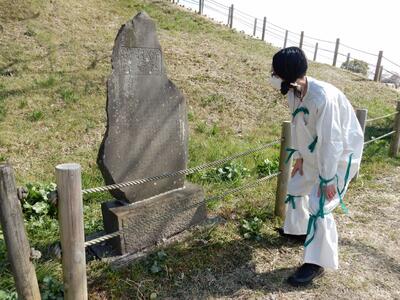 保存運動の碑を見る古代人.