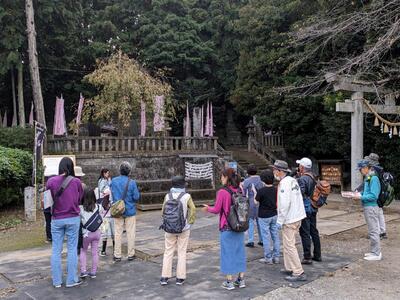 前玉神社境内、浅間塚古墳の前。