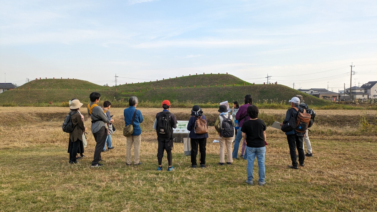 将軍山古墳で学芸員が解説を行っているところ。