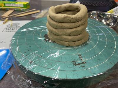 粘土で作った輪を積み上げている途中。