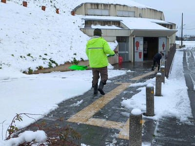将軍山古墳展示館入口で雪かきをする職員の写真(6日朝9時頃撮影)。