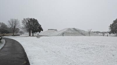 雪が降る中の稲荷山古墳の写真（5日14時ごろ）。