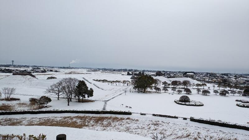 丸墓山墳頂から見た小円墳付近の写真(6日11時撮影)。