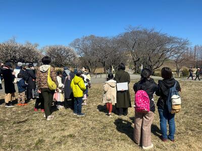 丸墓山古墳に続く道付近で解説をしているところ。